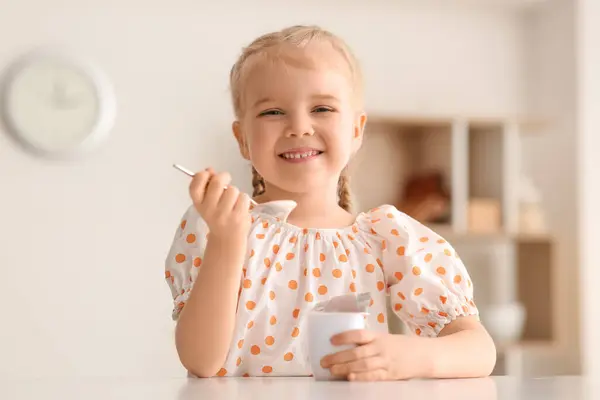 Happy Little Girl Spoon Yogurt Home Imágenes de stock libres de derechos