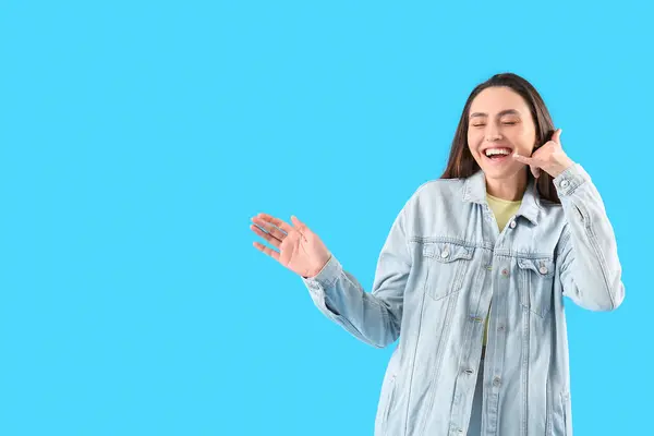 Coole Junge Frau Zeigt Call Geste Auf Hellblauem Hintergrund Stockfoto