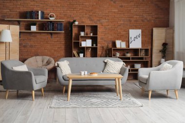 Oturma odasında rahat bir kanepe, masa ve koltuklar.