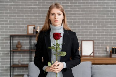 Evde Rose 'la yas tutan genç bir kadın