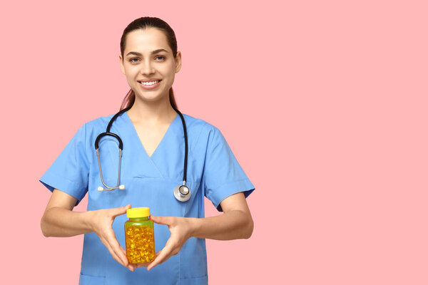 Портрет женщины-врача с таблетками на розовом фоне