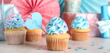 Lezzetli kekler ve hediyeler masada. Cinsiyet ortaya çıkan parti kavramı