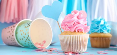 Lezzetli kekler ve renkli kağıt bardaklar. Cinsiyet gösterme partisi afişi 