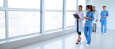 Klinikteki doktorlardan oluşan bir ekip. Tasarım için pankart