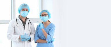 Pencerenin yanındaki klinikte genç doktorlar var. Tasarım için pankart