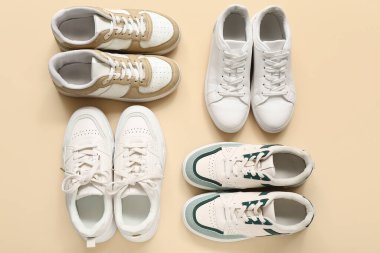 Bej arka planda farklı şık spor ayakkabılar