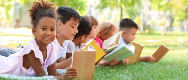 Sevimli küçük çocuklar Park kitap okuma