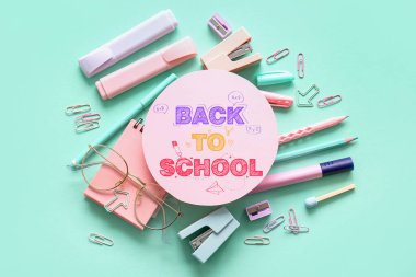 Okula dönüş metni ve turkuaz arkaplan üzerine kırtasiye kartı