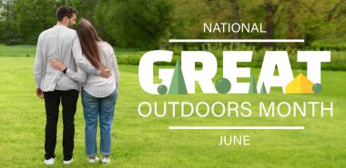 Ulusal Açık Hava Ayının Sancakları Parkta yürüyen sevgili çiftle