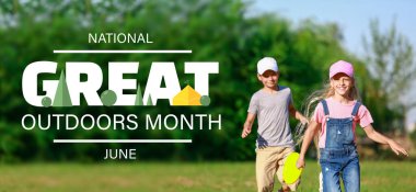 Ulusal Açık Hava Ayının afişi. Küçük çocuklar parkta frizbi oynuyor.