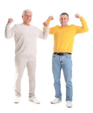 Olgun kardeşler beyaz arka planda kaslarını gösteriyor.