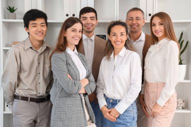 Bir grup iş adamı ofiste.