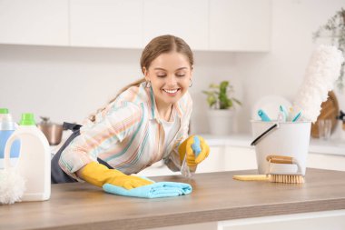 Mutfakta temizlik yapan kadın hademe.