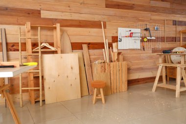 Marangozluk atölyesinin içi ahşap ürünlerle dolu.