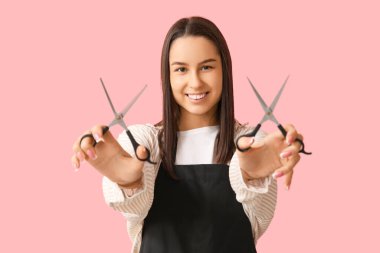 Pembe arka planda makaslı kadın kuaför.