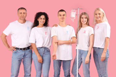 Kimyasal terapi kursuna giden genç bir adam ve farklı renklerde farkındalık kurdeleleri olan insanlar. Dünya Kanser Günü