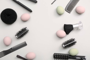 Paskalya yumurtaları ve beyaz arka planda kuaför aksesuarları.