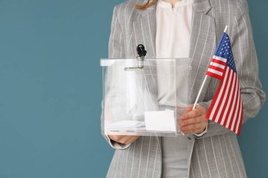 Mavi arka planda oy sandığı ve ABD bayrağı tutan bir kadın. Seçim kavramı