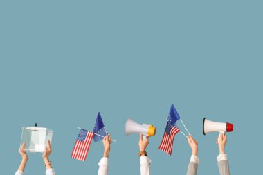 Mavi arka planda oy sandığı, megafon, ABD ve AB bayrakları tutan eller. Seçim kavramı