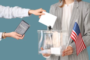 Pasaportlu bir kadın oy pusulasına mavi arka planda oy veriyor. Seçim kavramı