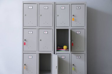 Okulda ışık duvarının yanındaki modern dolap.