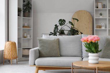 Konforlu kanepesi ve laleleri olan şık bir oturma odası.