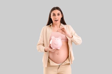 Genç hamile bir kadının arka planda kumbaraya para koymasına şaşırdım. Annelik Faydası kavramı