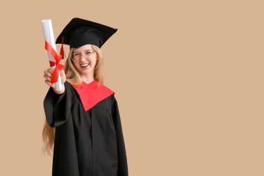 Kahverengi arka planda diploması olan harç tahtasından mezun bir bayan öğrenci.