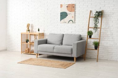 Kanepeli modern oturma odasının şık bir iç mekanı.