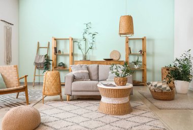 Bambu bitkisiyle modern oturma odasının içi