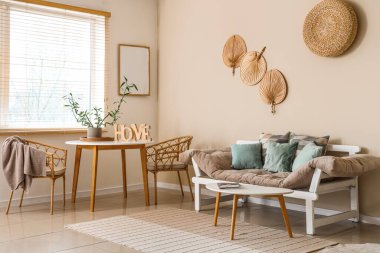 Oturma odasında bambu bitkisi olan bir yemek masası.