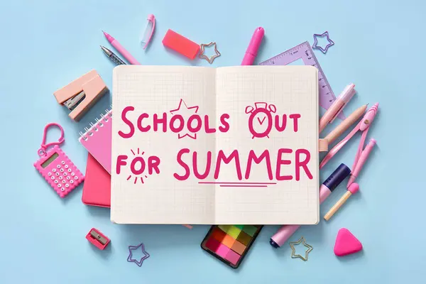 텍스트가있는 노트북 Schools Out Summer 파란색 배경에 스톡 사진