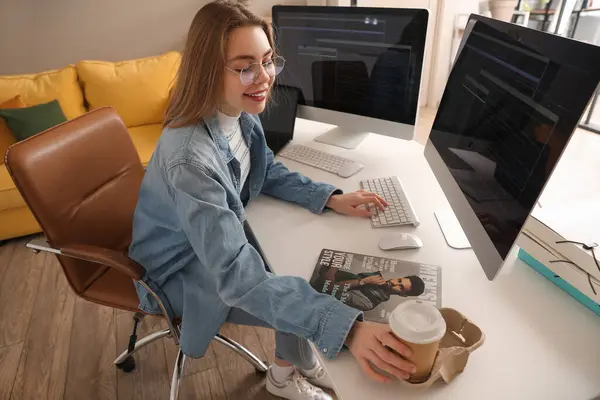 Wanita Programmer Dengan Secangkir Kopi Bekerja Meja Kantor Stok Gambar