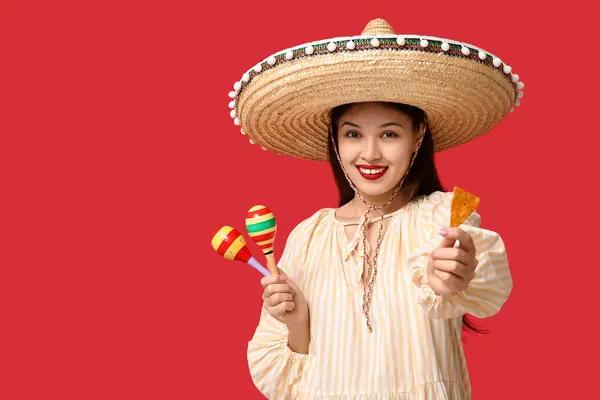 Potret Wanita Muda Dengan Sombrero Maracas Dan Keripik Tortilla Dengan Stok Foto