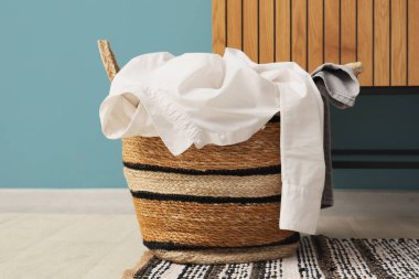 Kirli çamaşırlarla dolu kirli çamaşır sepeti.