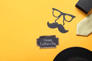 Yazılı kağıt Mutlu Babalar Günü ve sarı arka planda kağıt maske