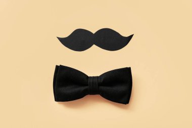 Bej arkaplanda bıyık ve papyon