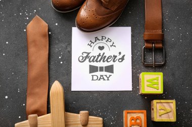 Farklı oğul ve baba aksesuarları siyah arka planda