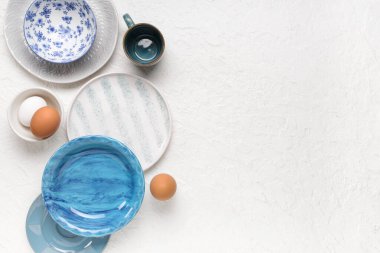 Beyaz arka planda Paskalya yumurtası ve fincanı olan şık bir masa.