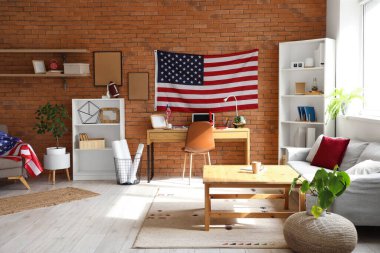 İş yeri, kanepe ve ABD bayraklı modern ofis.