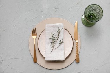 Gri arkaplanlı biberiyeli güzel masa ayarları