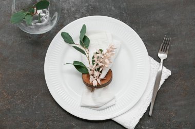 Güzel çiçekli masa ayarları ve siyah arkaplanda yapraklar