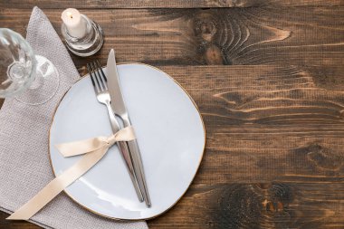 Ahşap zemin üzerinde yanan mum ile güzel masa ayarları