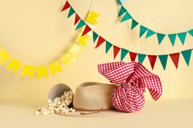 Şık hasır şapka, patlamış mısır, paket poşet ve Festa Junina kutlaması için bayraklar.