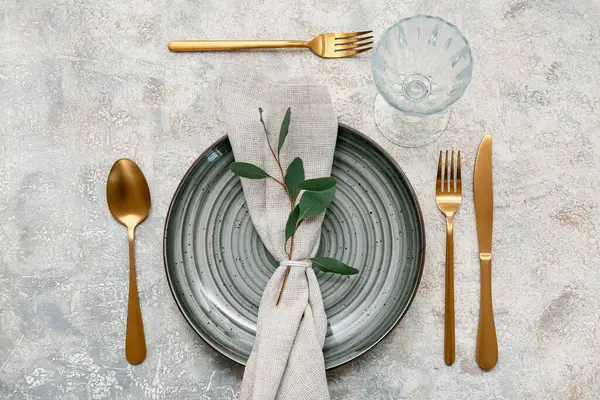 Schöne Tischdekoration Mit Goldenem Besteck Und Blättern Auf Grauem Hintergrund Stockfoto