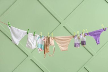 Temiz giysiler renkli duvarda asılı.