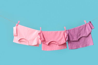 İpte sallanan temiz tişörtler renk arka planında