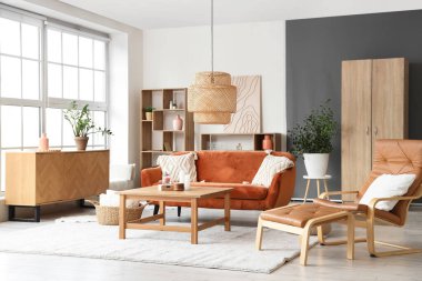 Rahat kanepesi, lambası, koltuğu ve sehpası olan şık bir oturma odası.