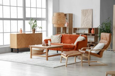 Rahat kanepesi, lambası, koltuğu ve sehpası olan şık bir oturma odası.