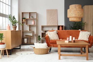 Rahat kanepesi, lambası, koltuğu ve sehpası olan şık bir oturma odası.